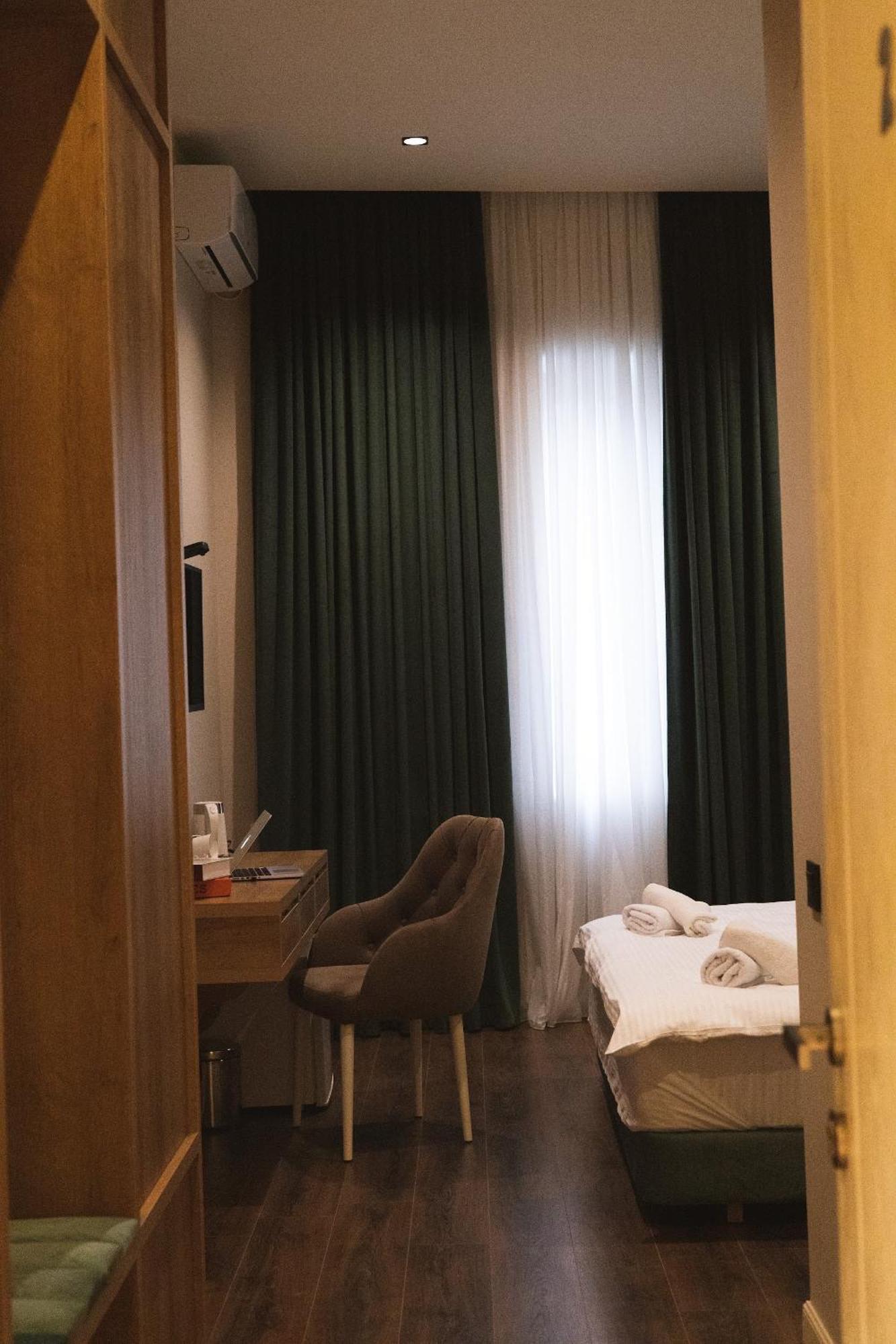 Central Hotel Koutaïssi Extérieur photo